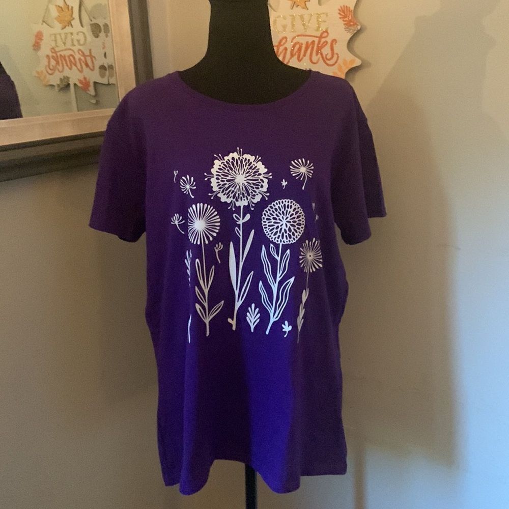 NWOT 🌸 flower purple short sleeve crew neck tee size